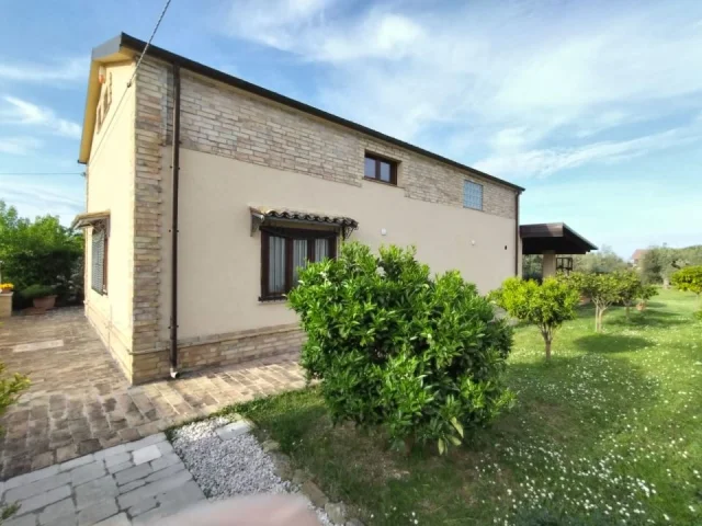 Appartamenti in Vendita - Canosa sannita villa con garage, terreno edificabile.
