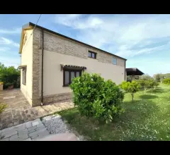 Appartamenti in Vendita - Canosa sannita villa con garage, terreno edificabile.