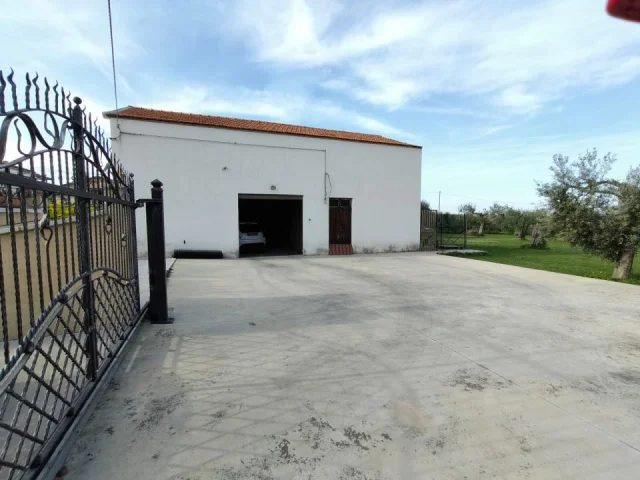 Appartamenti in Vendita - Canosa sannita villa con garage, terreno edificabile.