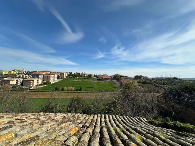 Appartamenti in Vendita - Casolare più terreno in vendita a mosciano sant'angelo
