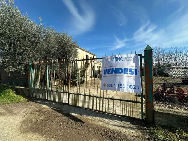 Appartamenti in Vendita - Casolare più terreno in vendita a mosciano sant'angelo