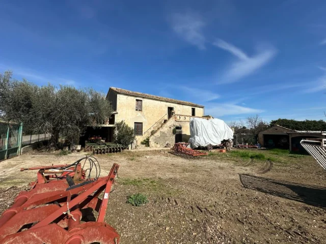 Appartamenti in Vendita - Casolare più terreno in vendita a mosciano sant'angelo