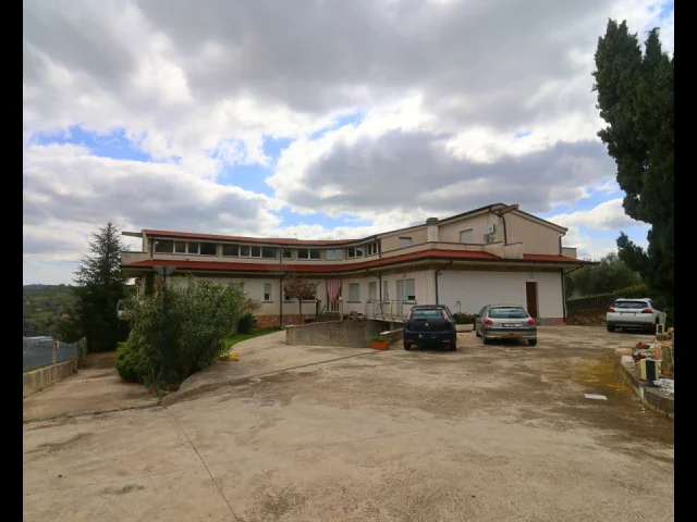 Casa indipendente con vigna, uliveto, b&b e molto altro