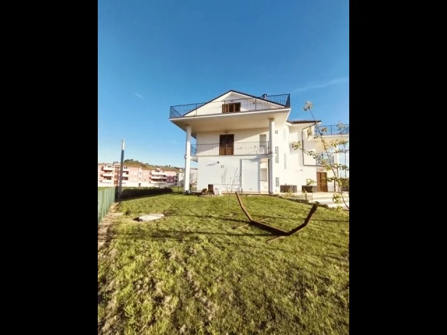 Appartamenti in Vendita - Villa a montesilvano con piscina e campo da tenis