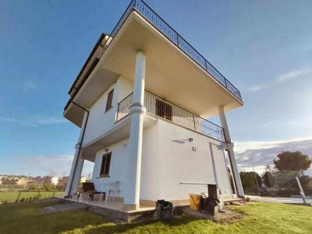 Appartamenti in Vendita - Villa a montesilvano con piscina e campo da tenis