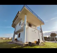Appartamenti in Vendita - Villa a montesilvano con piscina e campo da tenis