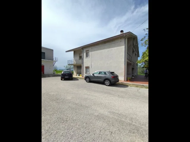 Appartamenti in Vendita - Casale e terreno a giuliano teatino