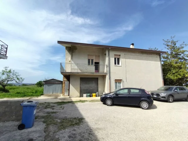 Appartamenti in Vendita - Casale e terreno a giuliano teatino