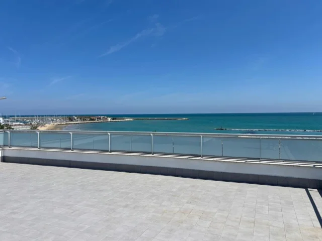 Prestigioso attico su tre livelli con terrazza privata