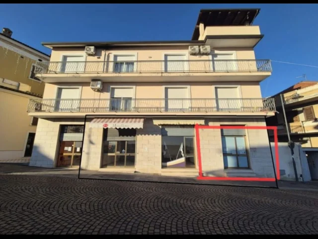 Locale commerciale intour