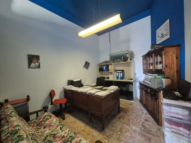 Appartamenti in Vendita - Locale commerciale intour