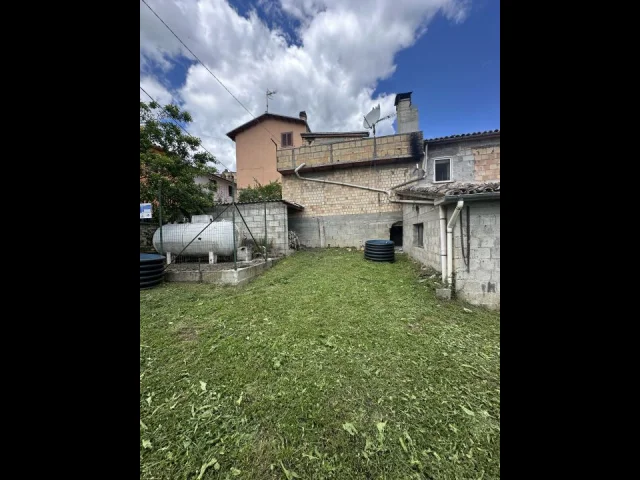 Appartamenti in Vendita - Casa singola immersa nel verde