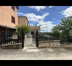 Appartamenti in Vendita - Casa singola immersa nel verde