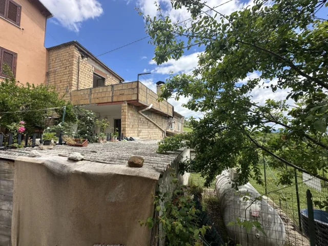Appartamenti in Vendita - Casa singola immersa nel verde