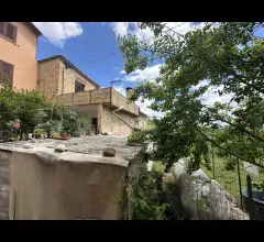 Appartamenti in Vendita - Casa singola immersa nel verde