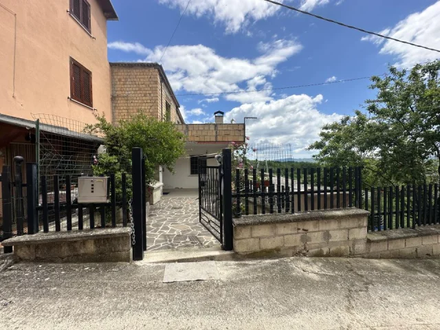 Appartamenti in Vendita - Casa singola immersa nel verde