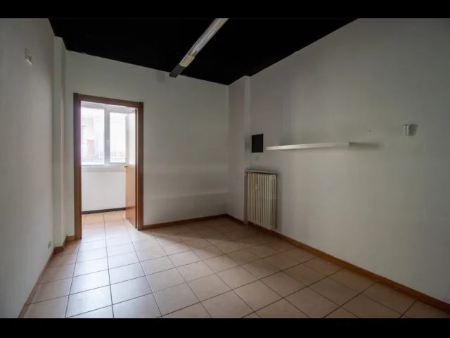 Appartamenti in Vendita - Negozio in affitto a lecco