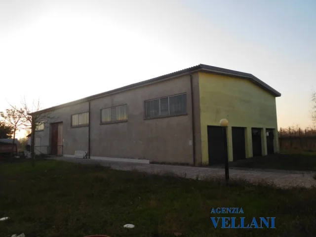 Appartamenti in Vendita - Vendesi capannone agricolo fra carpi e soliera