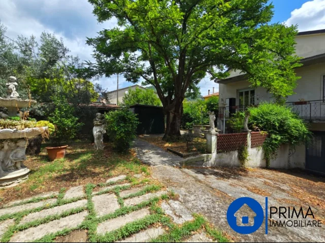 Appartamenti in Vendita - Casa indipendente con giardino e taverna, zona rocca san zenone