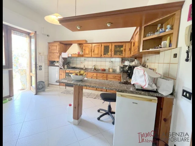 Appartamenti in Vendita - Stiava: appartamento piano terra con garage