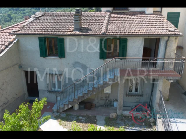 Appartamenti in Vendita - Semindipendente casa rustica con corte in vendita a vendone