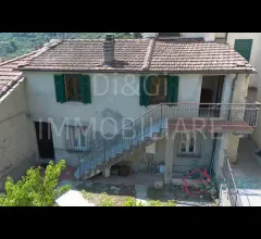 Semindipendente casa rustica con corte in vendita a vendone