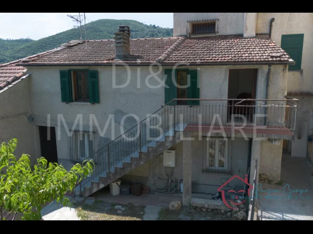 Appartamenti in Vendita - Semindipendente casa rustica con corte in vendita a vendone