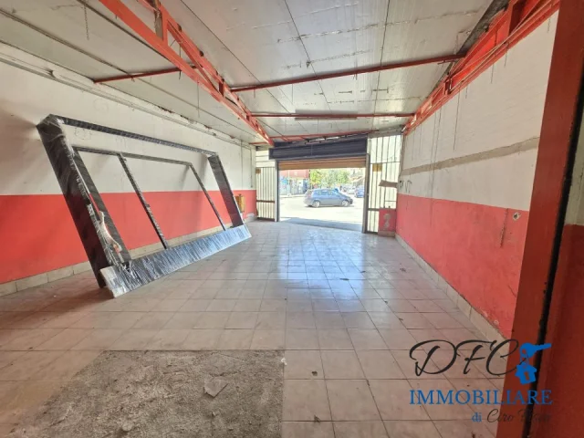 Appartamenti in Vendita - Locale commerciale con spazio esterno di circa 60mq