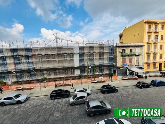 Appartamenti in Vendita - Grande appartamento affaccio villa con box