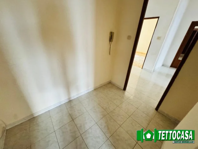 Appartamenti in Vendita - Grande appartamento affaccio villa con box