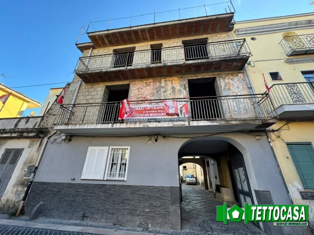 Brusciano grandi dimensioni balconata percorso gigli
