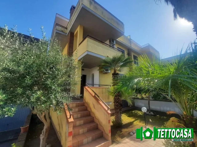 Appartamenti in Vendita - Villa con giardino a pochi passi dal corso