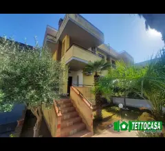Appartamenti in Vendita - Villa con giardino a pochi passi dal corso