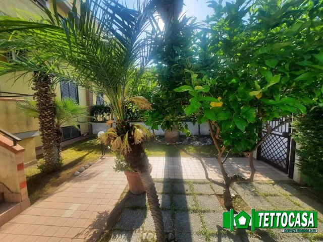 Appartamenti in Vendita - Villa con giardino a pochi passi dal corso
