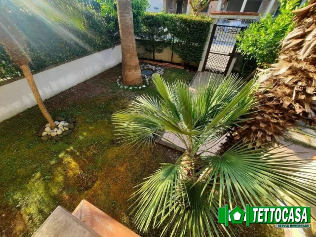 Appartamenti in Vendita - Villa con giardino a pochi passi dal corso