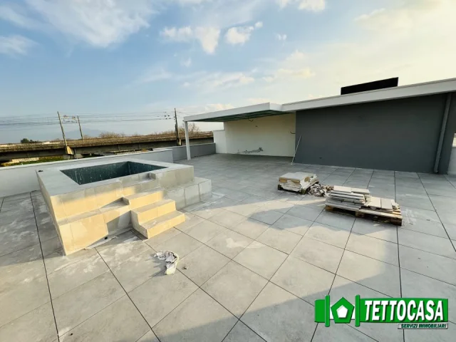 Nuova costruzione con terrazzo e piscina