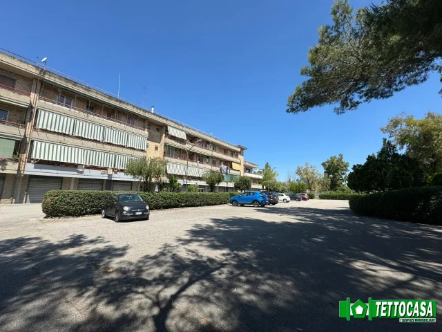 In parco a verde grande appartamento con posti auto