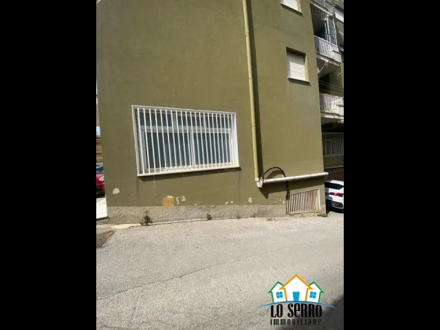 Appartamenti in Vendita - Magazzino di 150 mq in via maria riposo