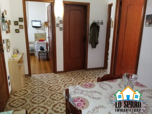 Appartamenti in Vendita - Appartamento via monte grappa secondo piano