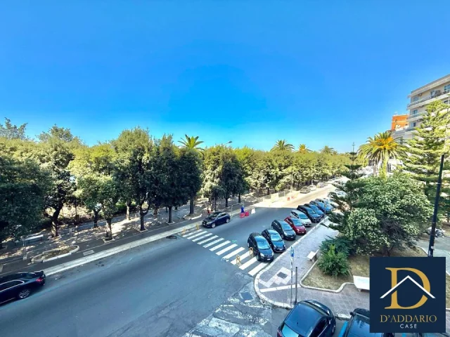 Appartamenti in Vendita - Cinque vani via de cesare/lungomare