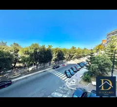 Appartamenti in Vendita - Cinque vani via de cesare/lungomare