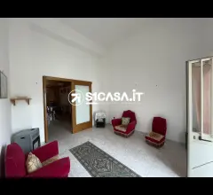 Abitazione al piano terra con giardino e garage a neviano