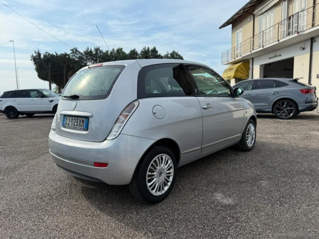 Auto - Lancia ypsilon 1.2 oro