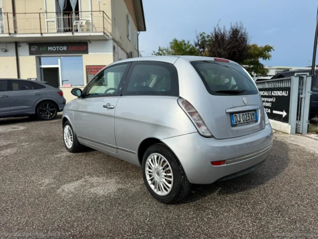 Auto - Lancia ypsilon 1.2 oro