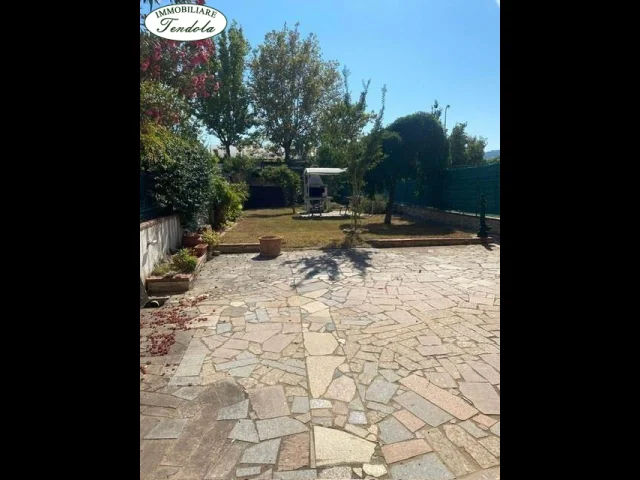 Appartamenti in Vendita - Semindipendente terratetto con giardino