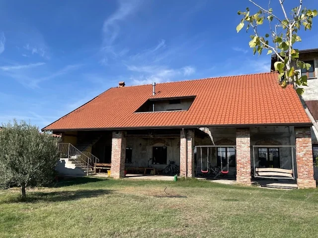Appartamenti in Vendita - Casolare indipendente con giardino 1000 mt