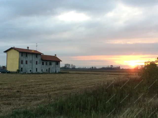 Appartamenti in Vendita - Casolare indipendente con giardino 1000 mt