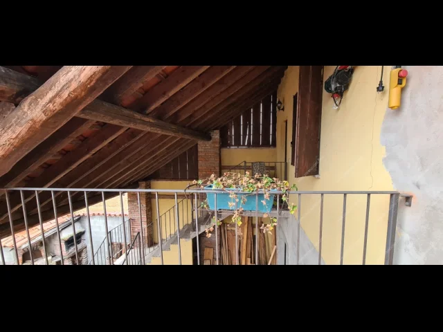 Appartamenti in Vendita - Casolare indipendente con giardino 1000 mt