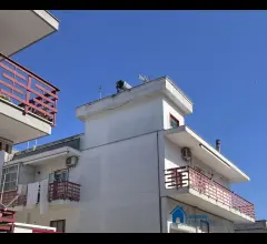 Porzione di bifamiliare con terrazzo e posti auto
