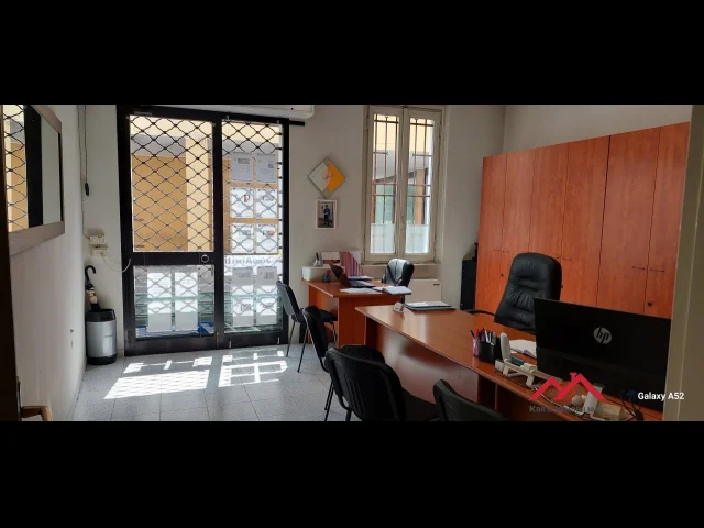 Appartamenti in Vendita - Negozio con vetrina - affittato ideale per investimento